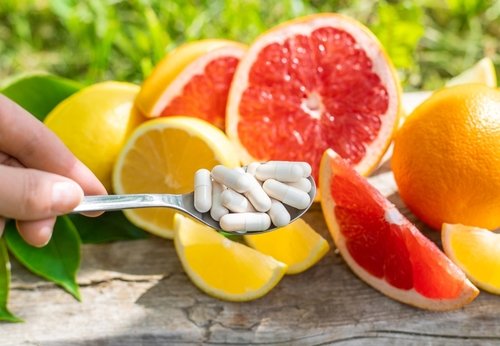 Kolik mg vitaminu C denně potřebujete a…